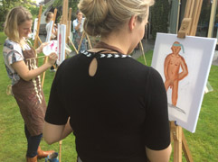 Workshop naaktmodel schilderen in tuin tijdens vrijgezellenfeest in Diepenheim