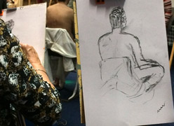 Naaktmodel tekenen op een gezellige moeder docjhter dag in Roelofarendsveen